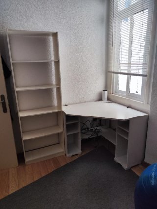 Set oficina: silla, escritorio y estantería