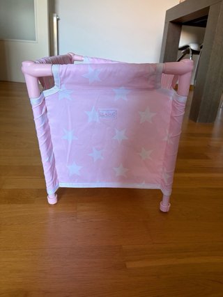 Cuna de juguete desmontable con bebé y ropa