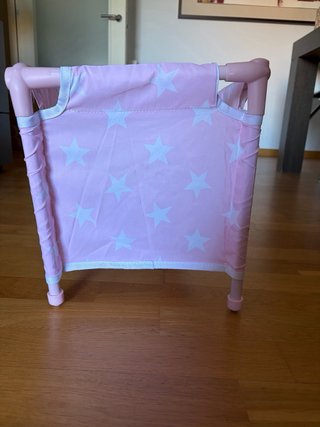 Cuna de juguete desmontable con bebé y ropa
