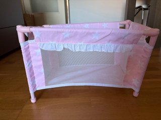 Cuna de juguete desmontable con bebé y ropa