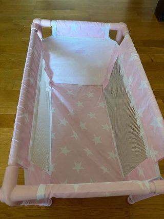 Cuna de juguete desmontable con bebé y ropa