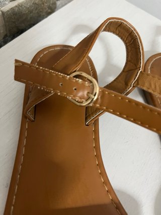 Sandalias planas marrón y beige