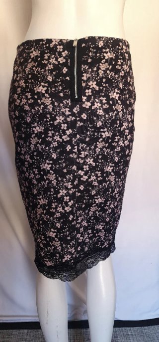 Falda midi Bershka floral con encaje. Talla S-M