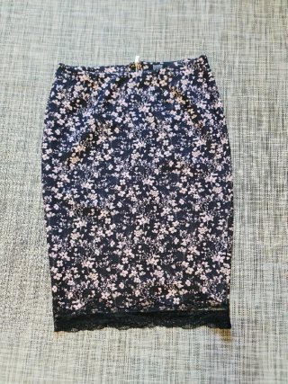 Falda midi Bershka floral con encaje. Talla S-M
