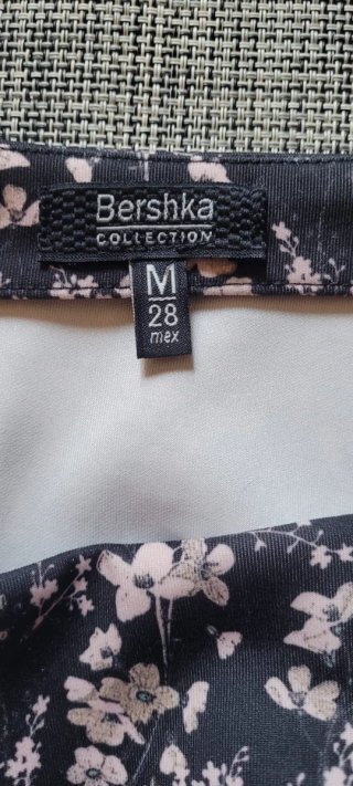 Falda midi Bershka floral con encaje. Talla S-M