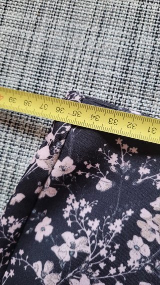 Falda midi Bershka floral con encaje. Talla S-M
