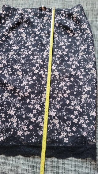 Falda midi Bershka floral con encaje. Talla S-M