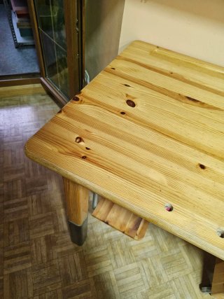 Escritorio de madera y metal