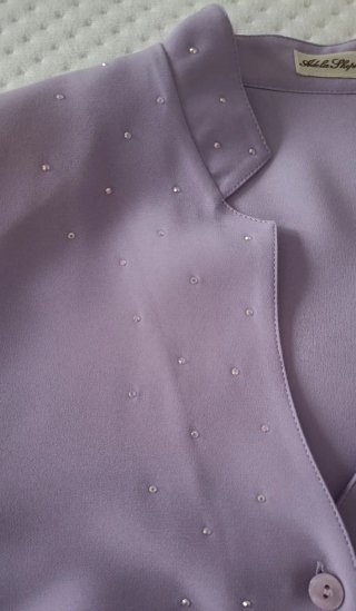 Blusa lila con pedrería