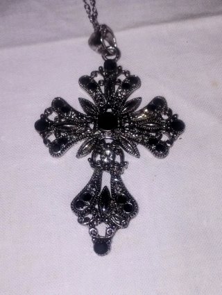 Croce gotica nera e argento e catenella
