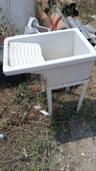 Pila de fregar blanca con soporte