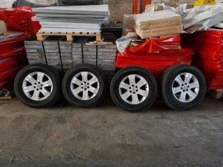 Llantas con neumáticos Nissan