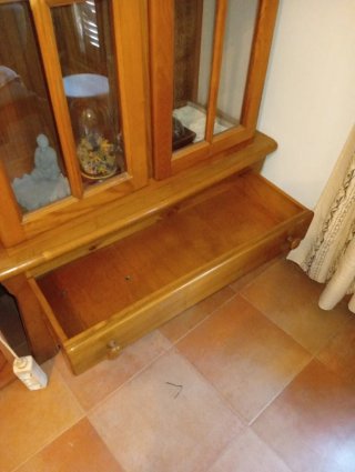 Mueble vitrina madera y cristal