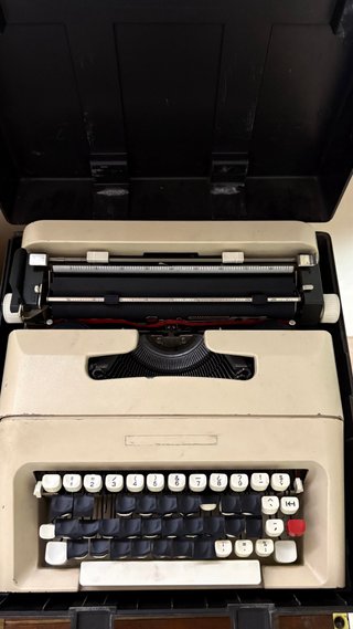 Máquina de escribir Olivetti Lettera 35 portátil.