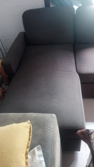 Sofá cama gris de tela
