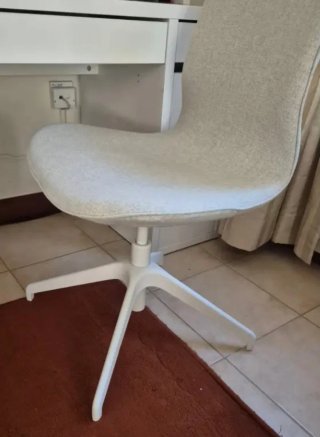 Silla de oficina Langkfall beige y blanca