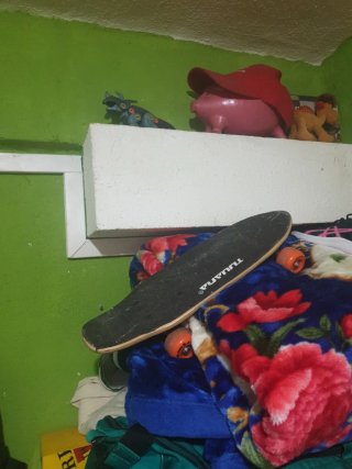 Skate pequeño con ruedas naranjas