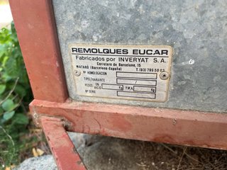 Remolque metálico rojo y galvanizado
