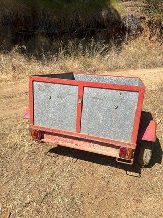 Remolque metálico rojo y galvanizado