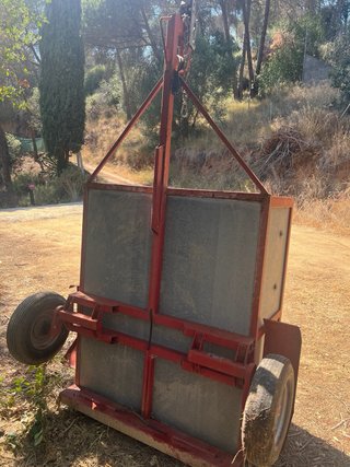 Remolque metálico rojo y galvanizado