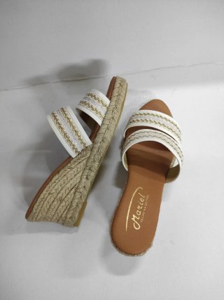 Sandalias de mujer blancas y doradas