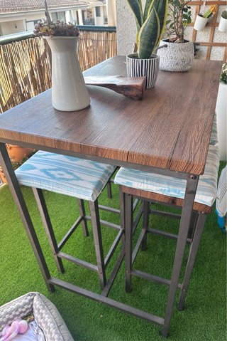 Conjunto de mesa alta con taburetes +cojines