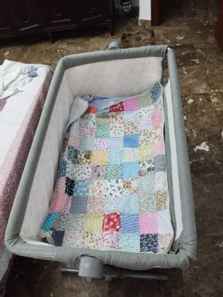 Cuna de bebé con colcha patchwork