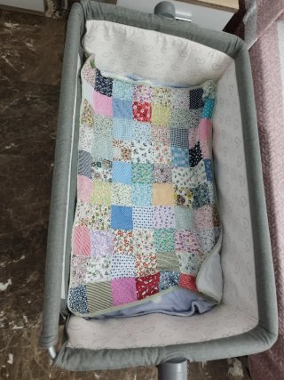 Cuna de bebé con colcha patchwork