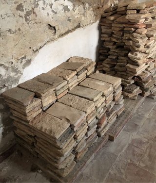 Lote completo de ladrillos antiguos sevillanos.