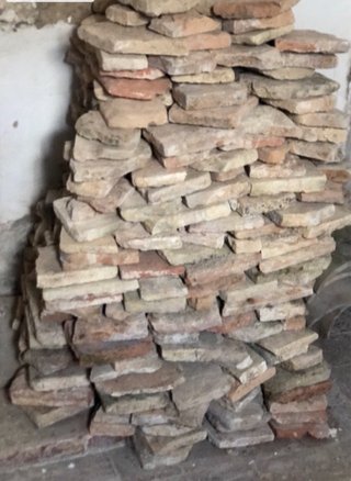 Lote completo de ladrillos antiguos sevillanos.