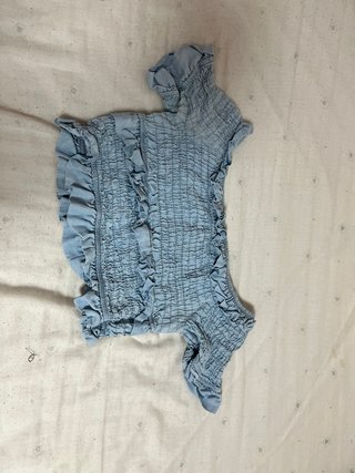 Camiseta celeste fruncida hombros caídos
