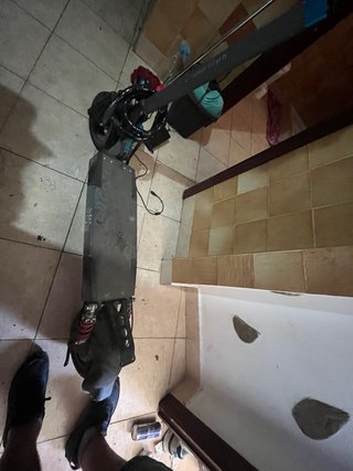 Patinete eléctrico con su cargador 280