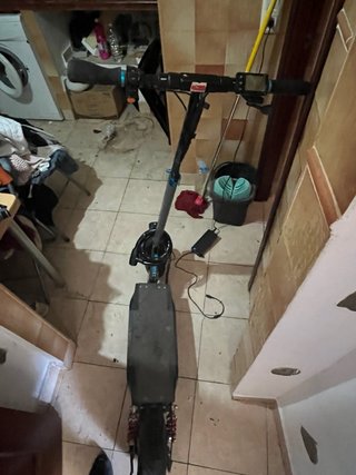 Patinete eléctrico con su cargador 280