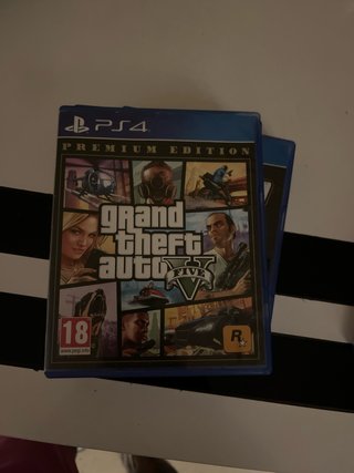 Consola PS4 Negra + 5 Juegos + Mando