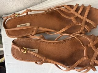 Miu Miu Sandalias de cuña de cuero marrón