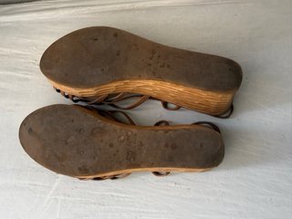 Miu Miu Sandalias de cuña de cuero marrón