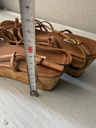 Miu Miu Sandalias de cuña de cuero marrón