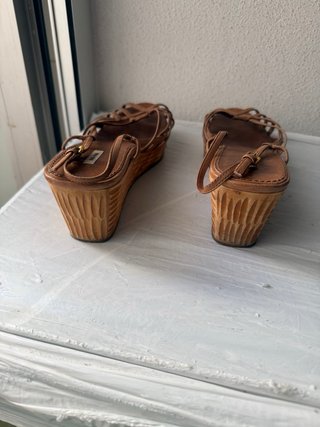 Miu Miu Sandalias de cuña de cuero marrón