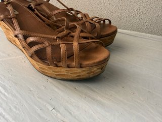 Miu Miu Sandalias de cuña de cuero marrón
