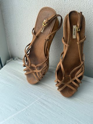 Miu Miu Sandalias de cuña de cuero marrón