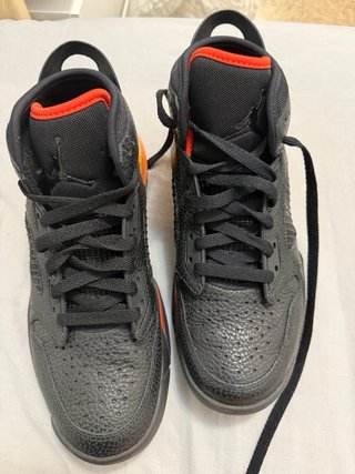 Zapatillas Jordan Baloncesto Negras y Amarillas