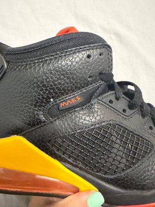 Zapatillas Jordan Baloncesto Negras y Amarillas