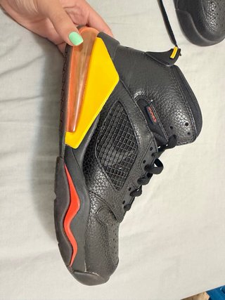 Zapatillas Jordan Baloncesto Negras y Amarillas