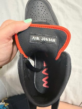 Zapatillas Jordan Baloncesto Negras y Amarillas
