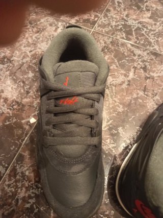 Zapatillas Jordan Air Negras y Rojas