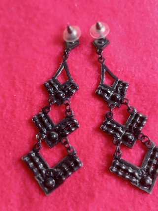 Pendientes largos con pedrería negra