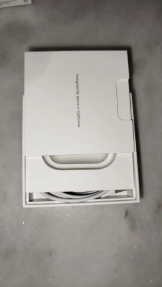 Caja AirPods 2 con cable lightning y documentación