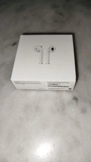Caja AirPods 2 con cable lightning y documentación