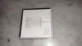 Caja AirPods 2 con cable lightning y documentación