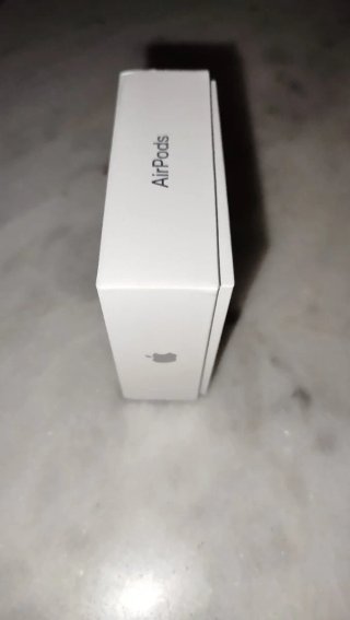 Caja AirPods 2 con cable lightning y documentación